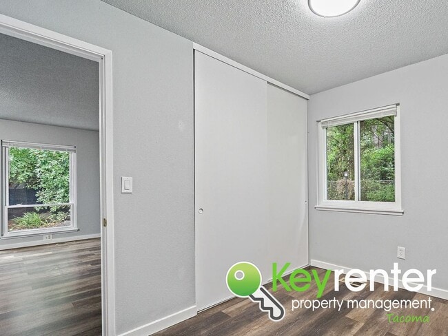 Building Photo - Updated 4-Bedroom, 2-Bath Tacoma Home for Rent Near Tacoma Community College and 6th Ave!