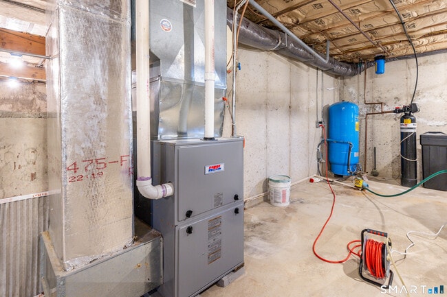 Building Photo - 9 Belshyre Ct