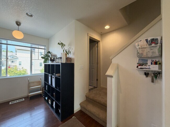 Building Photo - 10721 NE Gateway Pl