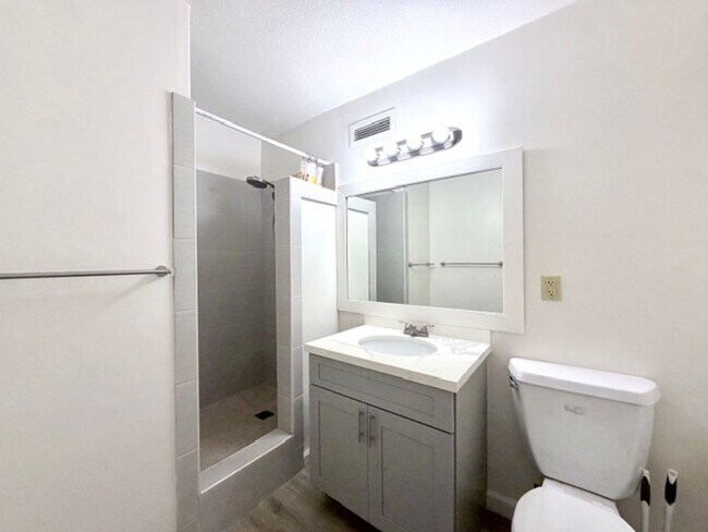 Building Photo - 2 Bedroom, 1 Bathroom (Punahou Hale) Makiki