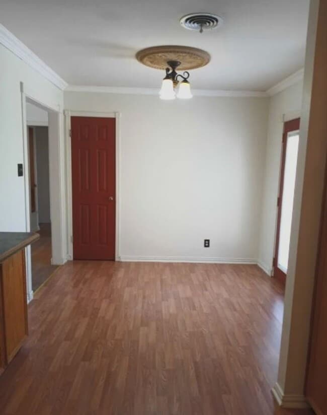 Building Photo - Cute 3 bed 1 bath home with garage