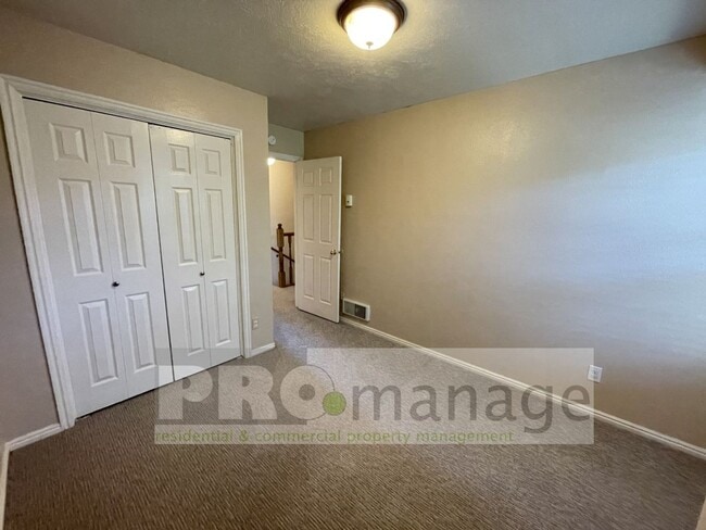 Building Photo - 3 Bed / 2.5 Bath Town Home w/ 2 Car Garage...