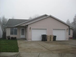 Building Photo - 3 Bedroom 2 Bath Duplex at the end of a Cul-De-Sac