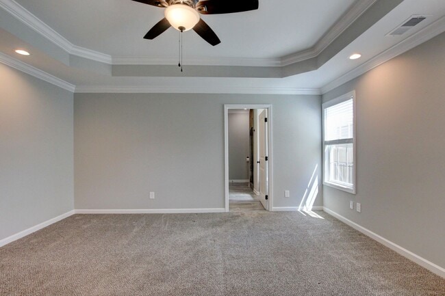 Building Photo - Sharp 4 bedroom HUGE house off exit 1 of I 24