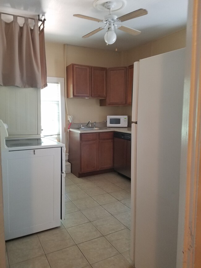 Kitchen - 2473 W Argyle Pl