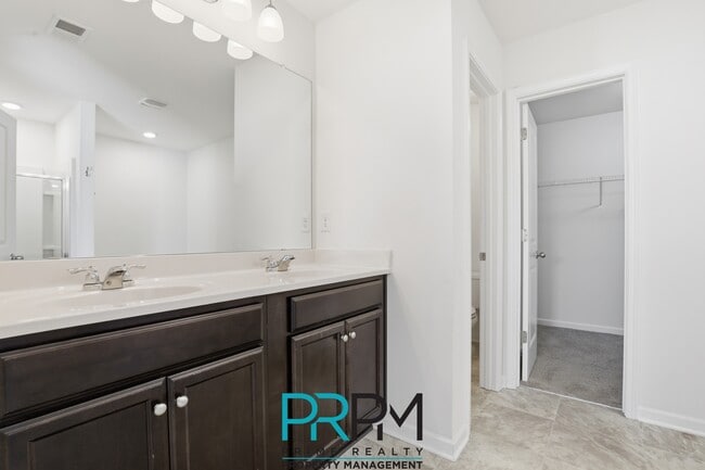 Building Photo - 413 Graypointe Dr