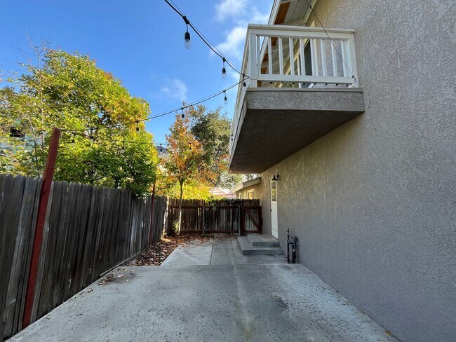 Building Photo - 1805 Oak St