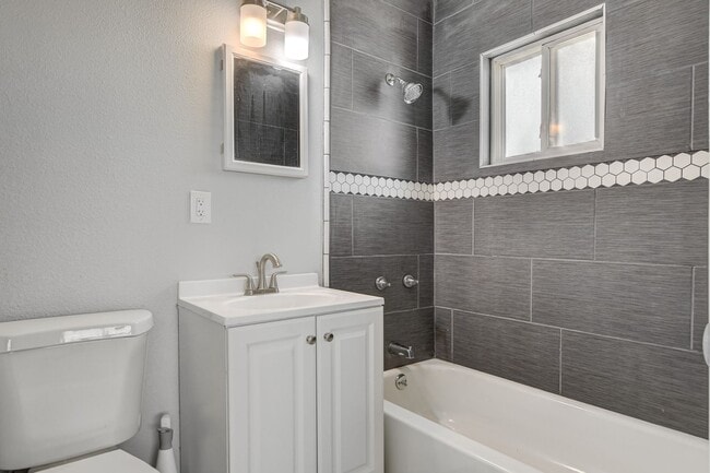 Building Photo - Duplex located in a Central Area of Las Vegas
