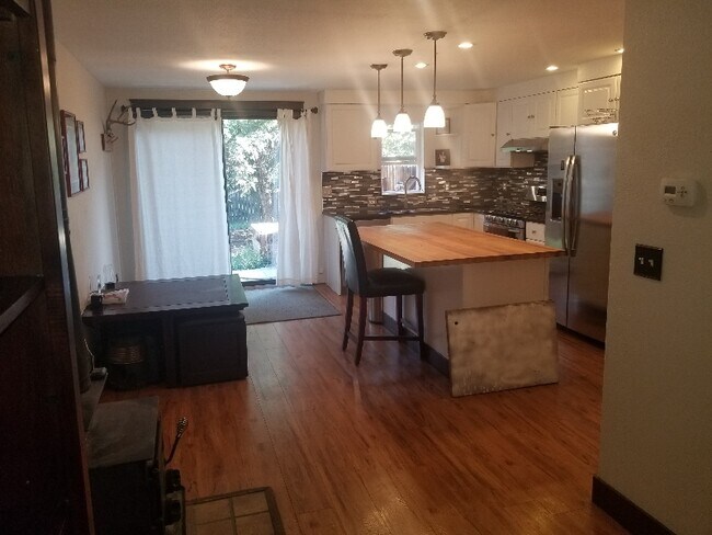 Building Photo - 3107 Riverside Dr