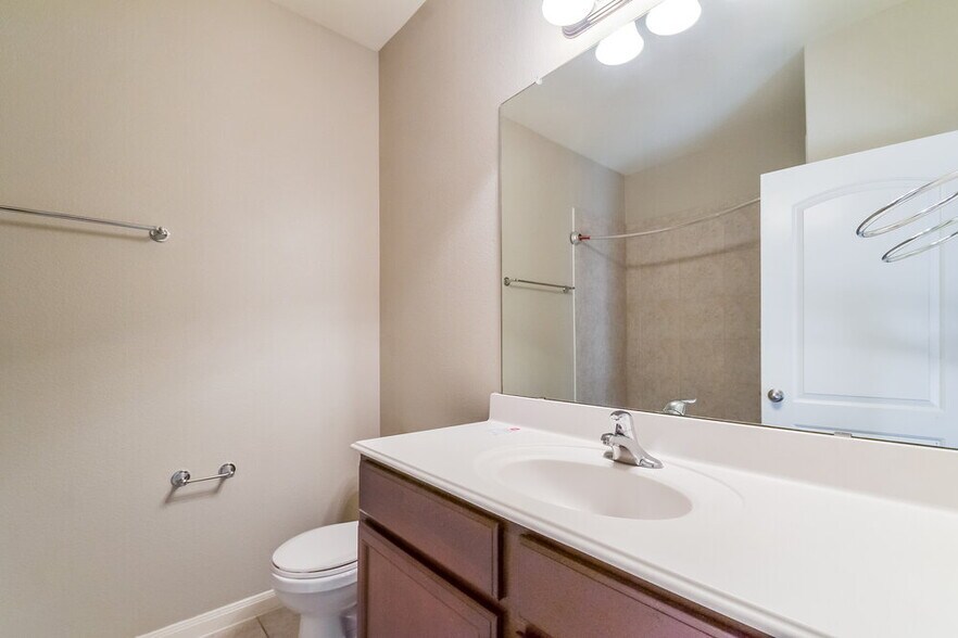 Building Photo - 2220 Mulberry Dr