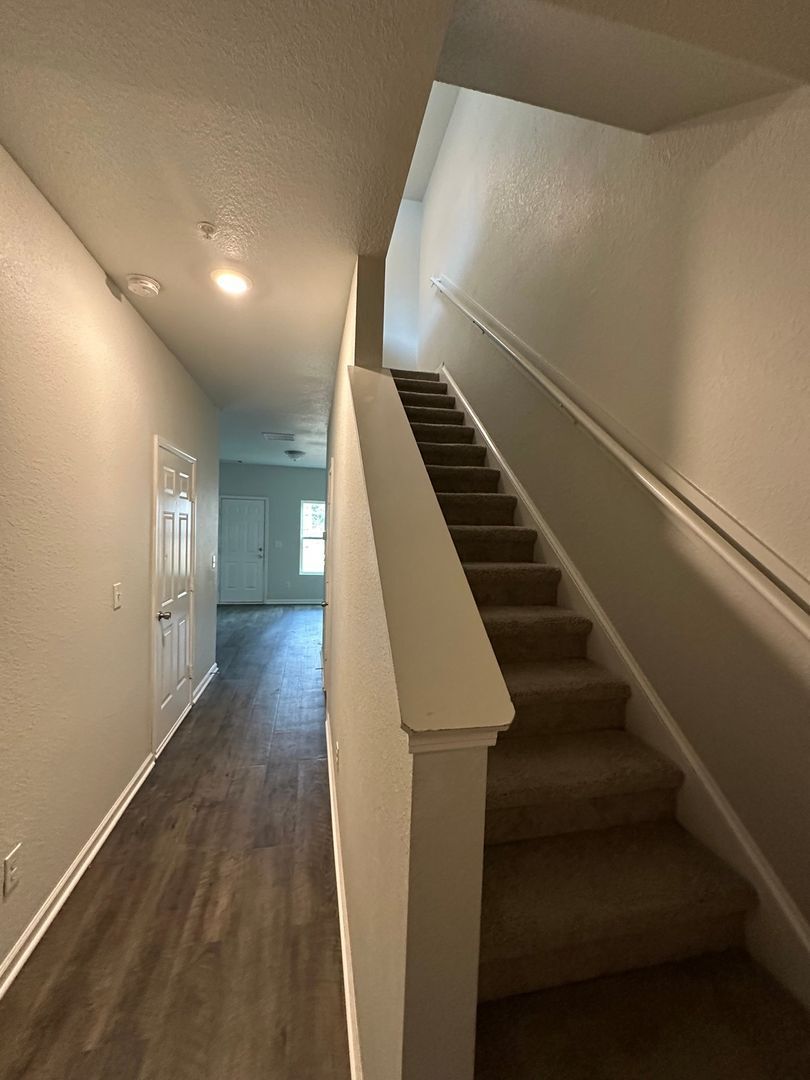 Building Photo - 1112 Highwood Ln