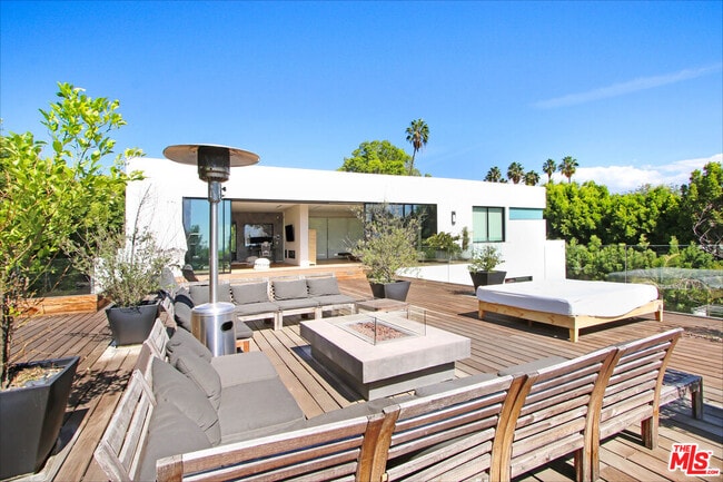 Building Photo - 9570 Sunset Blvd