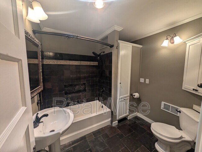 Building Photo - 501 NE Broadway St