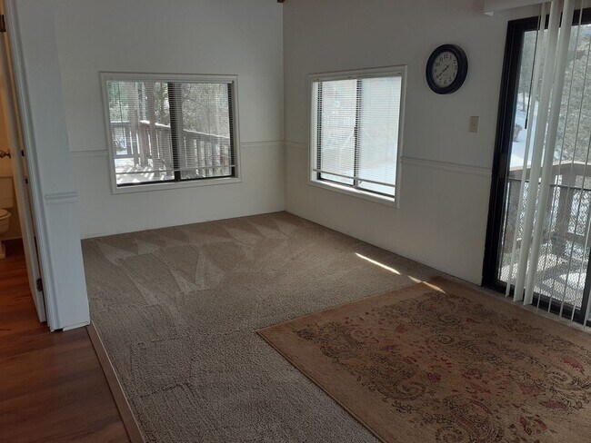 Building Photo - Charming 3-Bedroom / 3 Bathroom Home in Pi...