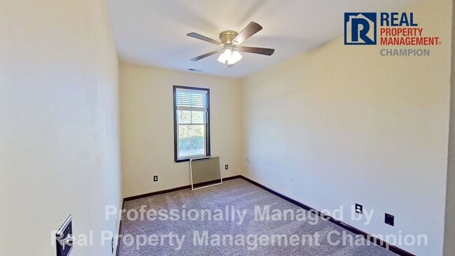 Building Photo - Beautiful Two Story Townhome with Lots of Storage!!