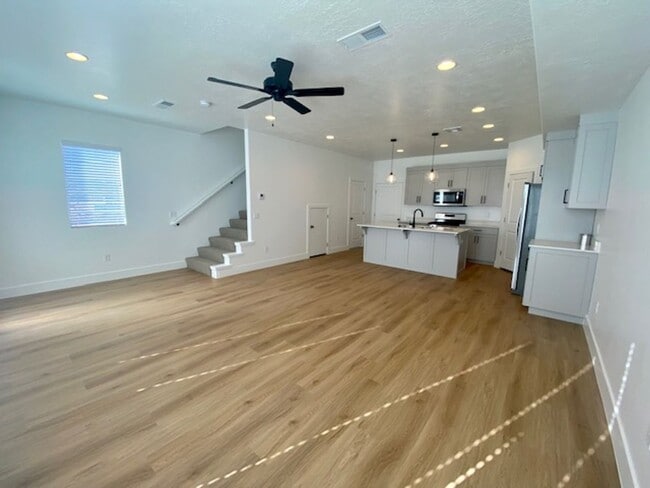 Building Photo - DARLING TOWNHOME FOR RENT!