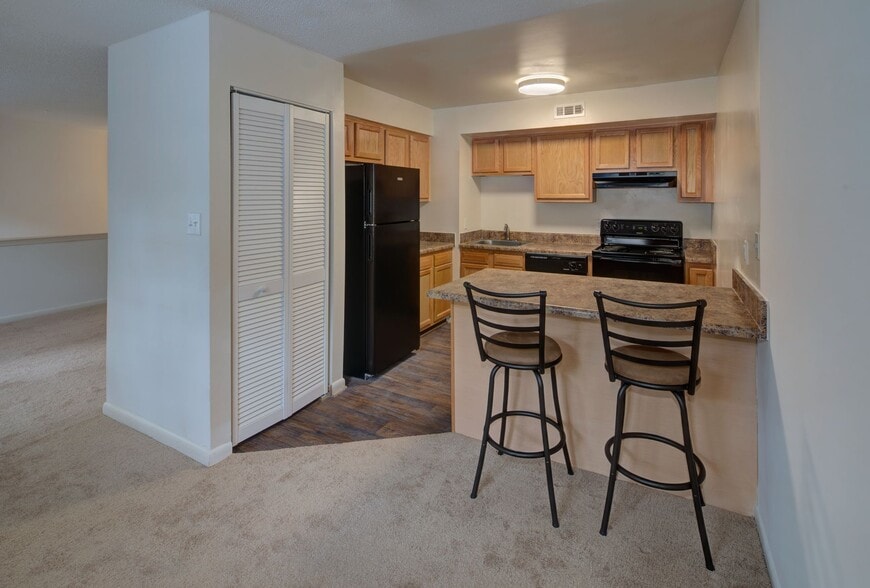 Building Photo - Thousand Oaks Apartments & Townhomes