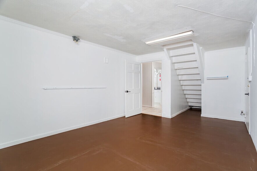 Building Photo - 198 Valley Rd