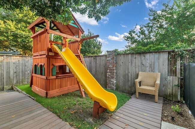 Building Photo - 340 W 17th St