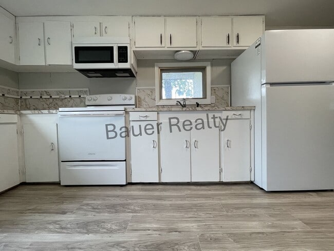 Building Photo - Two Bedroom in Crestview Local Schools