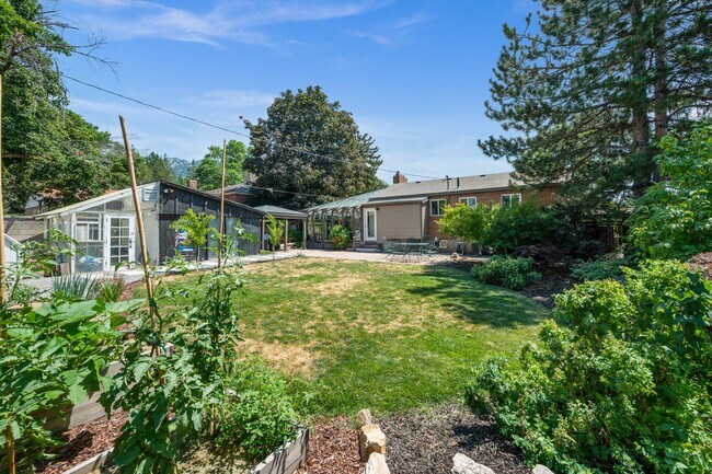 Building Photo - Beautifully Updated Holladay Home!