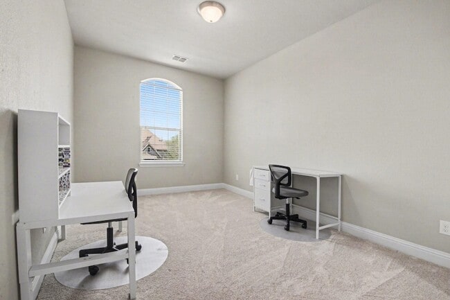 Building Photo - 3323 Royal Ridge Dr