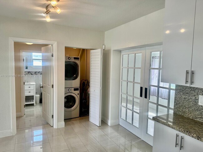 Building Photo - 1810 SW 22nd Ave