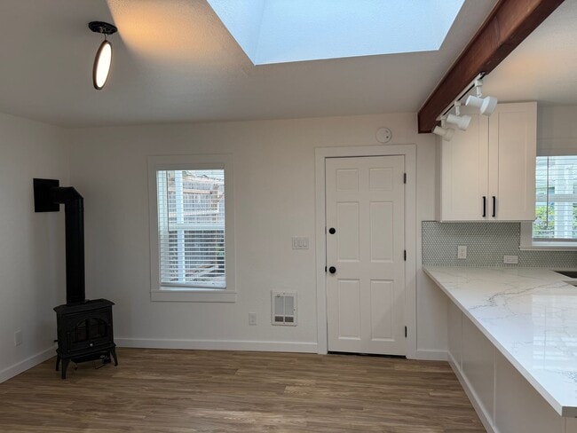 Building Photo - Luxury 2 bedroom 1 bath duplex in a great neighborhood!