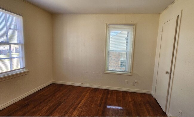 Building Photo - 2 bed 1 bath with laundry room