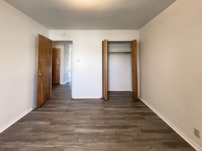 Building Photo - Spacious Ground Floor 2 Bed with Screened Porch!