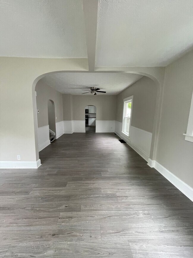 Building Photo - Three Bedroom House