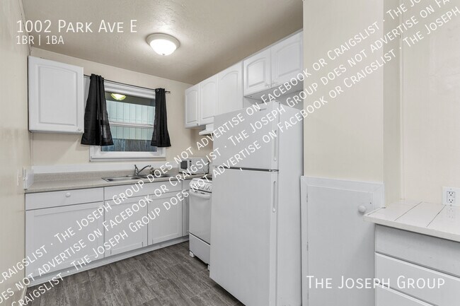 Building Photo - 1002 Park Ave E