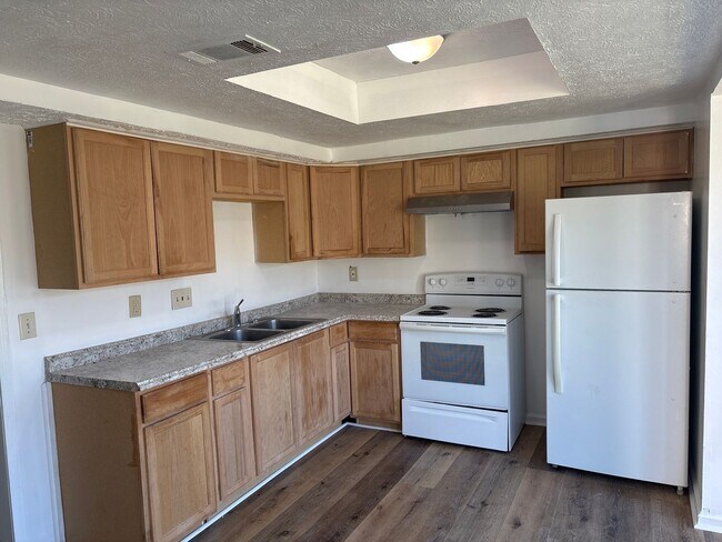 Building Photo - Spacious