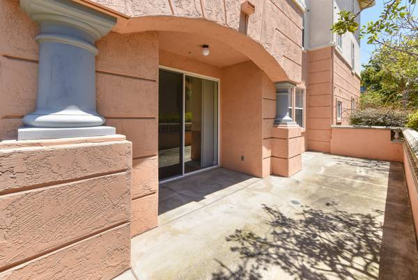 Building Photo - 640 Camino De La Reina