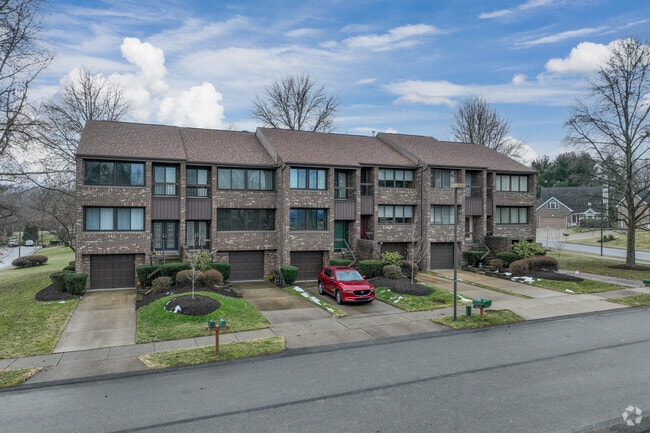 Building Photo - Fairways of Oakmont