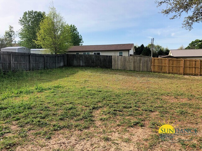 Building Photo - 223 Westview Dr