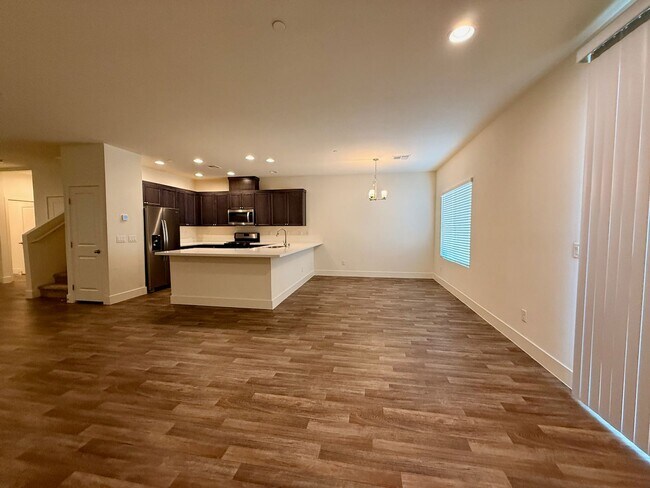 Building Photo - 3 BED 2.5 BATH 2 CAR GARAGE TOWNHOUSE w/ PRIVATE BACKYARD in GATED COMMUNITY.