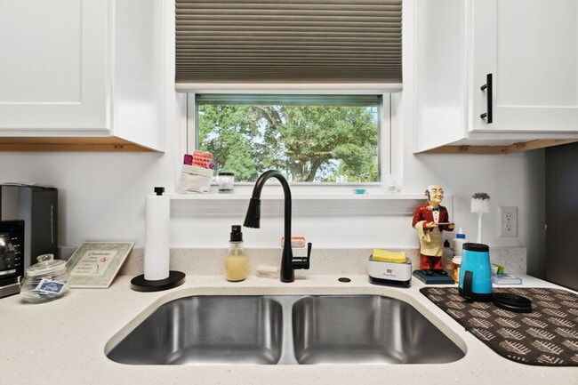 Building Photo - 526 Camellia Ave