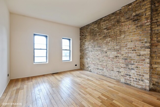 Building Photo - 1048 W Dickens Ave