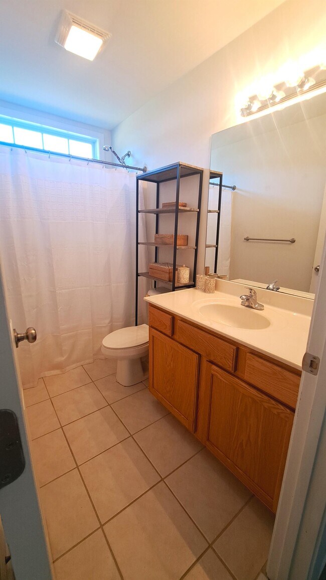 Building Photo - 312 S Tree Ct