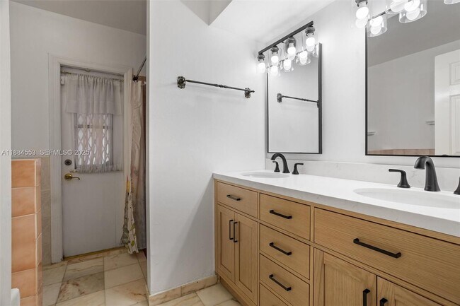 Building Photo - 9031 N New River Canal Rd