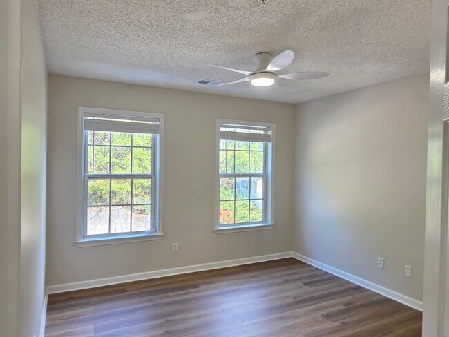Building Photo - Updated 3 bed 2.5 bath Townhome located in...