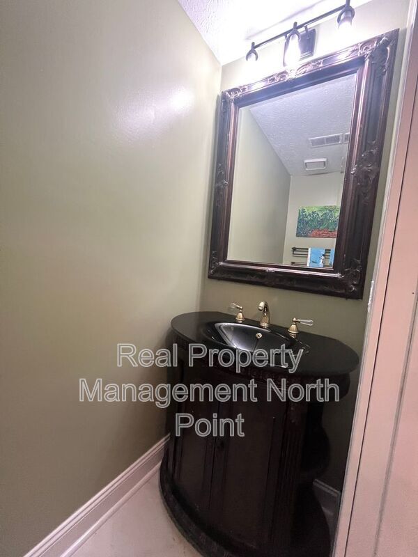 Building Photo - 5127 Village Green Way