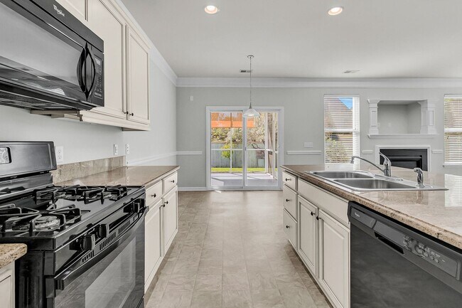 Building Photo - 5 Bedroom 3 Bath Home Located in Sophia Landing in Goose Creek