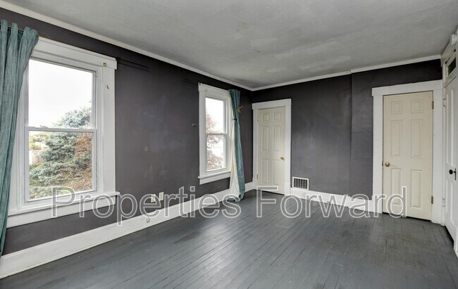 Building Photo - 673 E Sycamore St