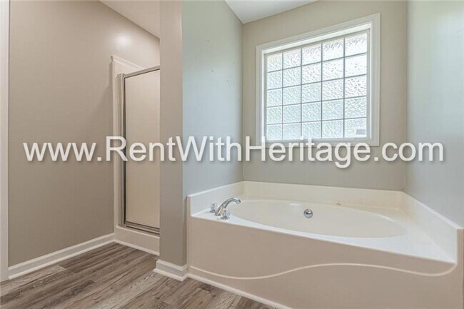 Building Photo - GORGEOUS 4 BEDROOM / 2.5 BATH WITH ALL THE UPGRADES IN POULAR KINGSWOOD SWIM / TENNIS COMMUNTY