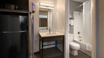 Building Photo - 704 Horizon Dr