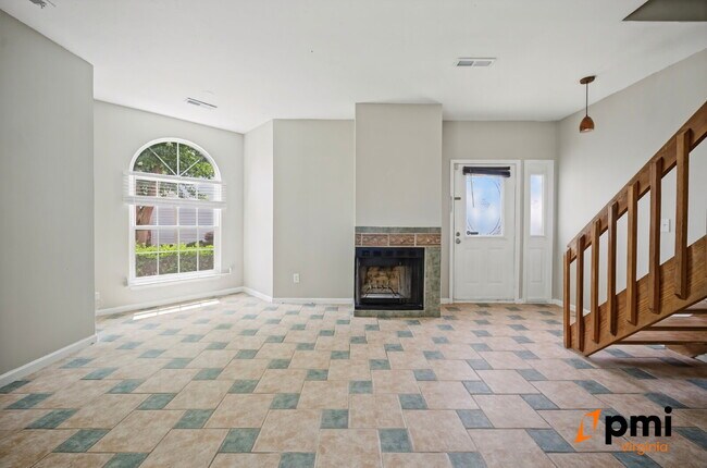 Building Photo - 2 Bed 2.5 Bath renovated townhome Virginia Beach