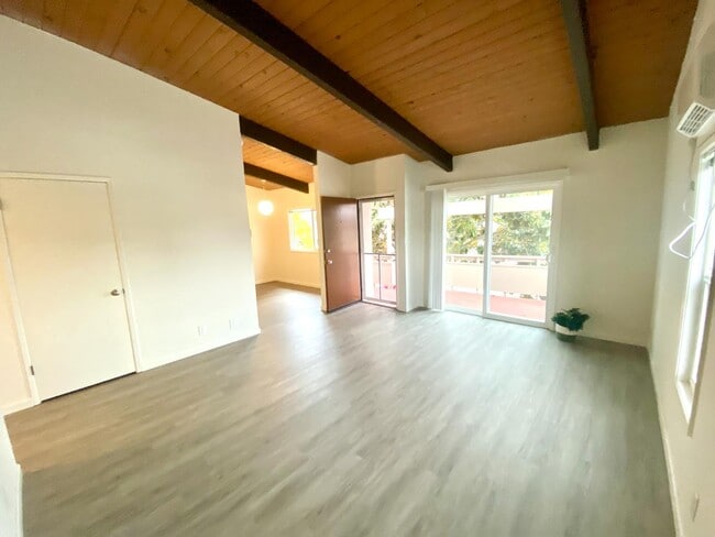 Building Photo - 692 Cabot Way