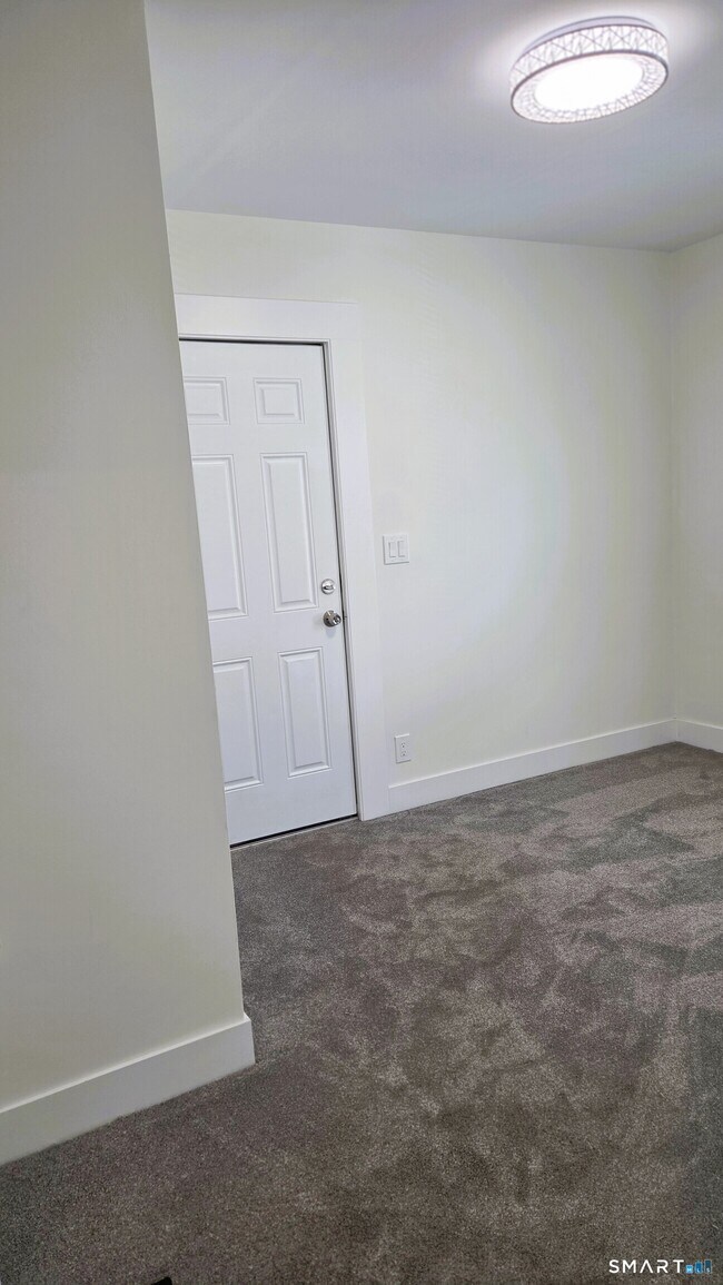 Building Photo - 14 Meadow St